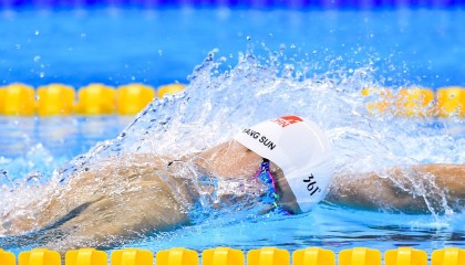 开云综合服务-高空跳伞竞赛，勇敢者的极限挑战，43000米高空跳伞视频